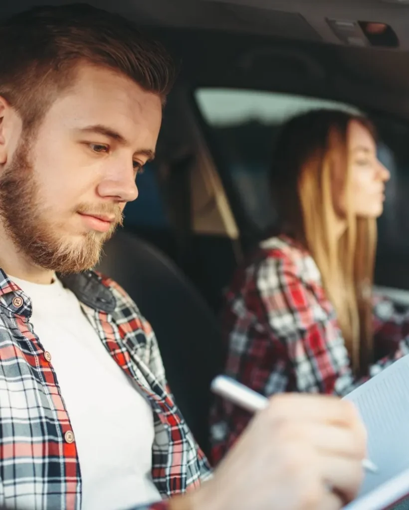 Instructeur en leerling in de lesauto tijdens een rijles