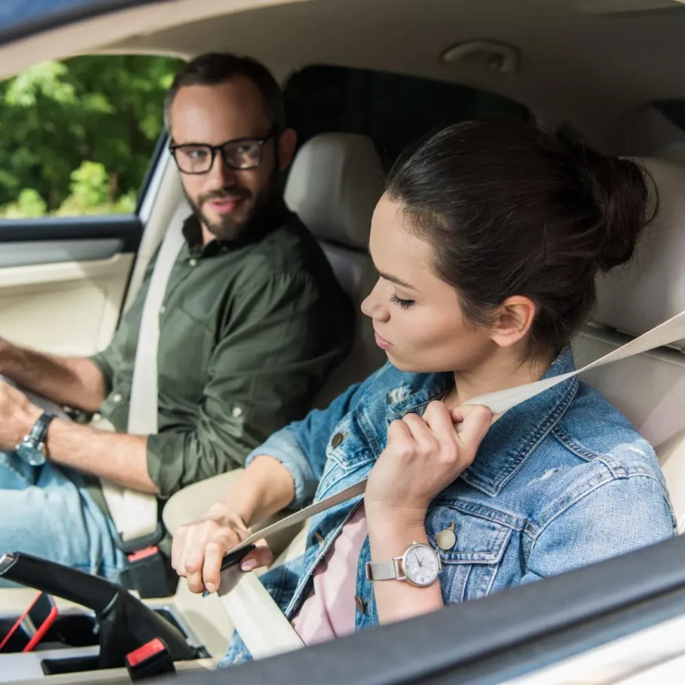 Leerling maakt haar gordel vast voor de rijles
